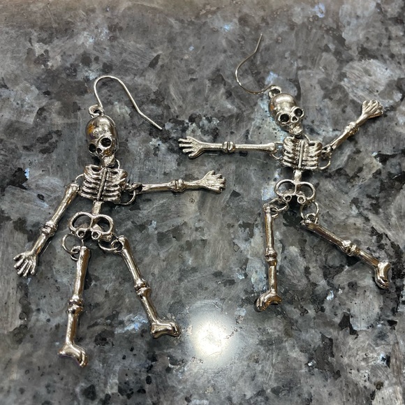 2/$29 or 3/$39 NWOT Halloween silver tone dangling skeleton earrings - Picture 5 of 8